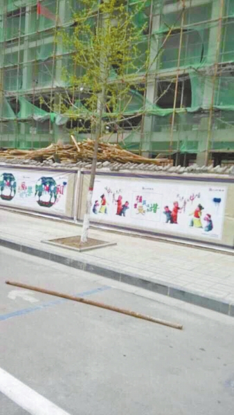 事發(fā)現(xiàn)場，奪命的鋼管還在地上。