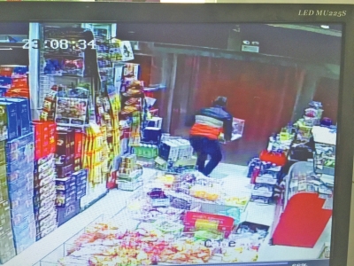 監(jiān)控中顯示，當(dāng)時(shí)竊賊抱起募捐箱就跑。