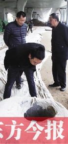 出事后，窨井僅被蓋上了一層布