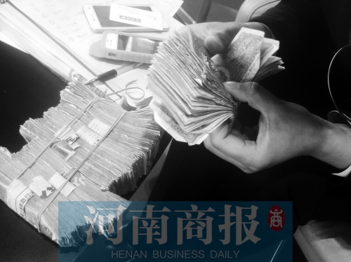 一名店員點(diǎn)了快一個小時，只點(diǎn)了一小部分零錢