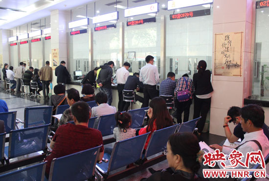 金水區(qū)人民法院立案大廳內(nèi)秩序井然。