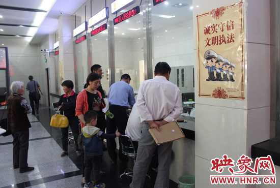 為應(yīng)對立案登記制度改革后的首個(gè)工作日，金水區(qū)法院特地增開了兩個(gè)立案窗口。