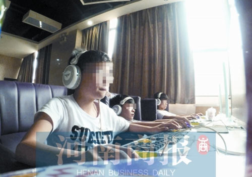 這家名為優(yōu)客體育競技俱樂部的店內(nèi)，有許多未成年人在上網(wǎng)玩游戲