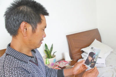 46歲的山村農(nóng)民祁振崗在失去兒子的同時(shí)，又陷入了“沒(méi)錢帶兒子回家”的揪心之痛中。