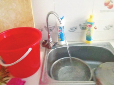 和諧家園居民家中流出的自來(lái)水 和諧家園居民家中流出的自來(lái)水