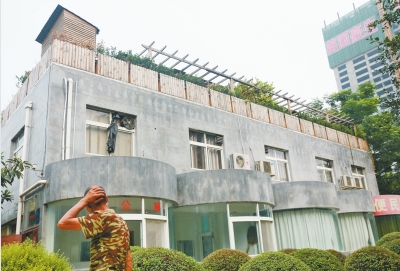 一樓是公廁，綠化后的樓頂開(kāi)了個(gè)露天燒烤攤