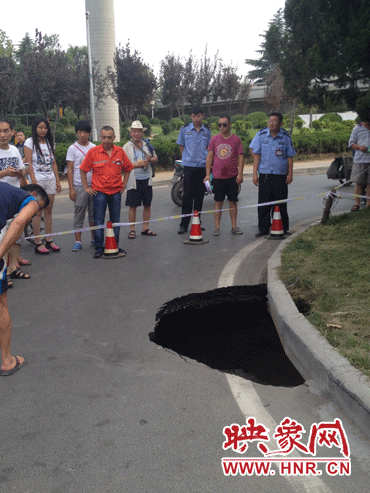 市民調(diào)侃這次塌陷難道是天太熱？