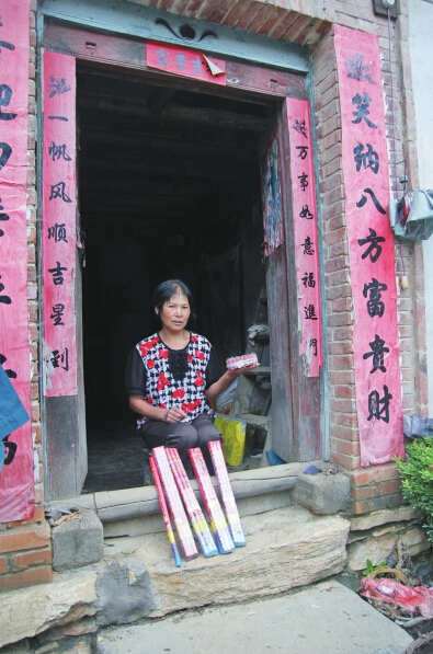村民楊女士買來(lái)閃光雷、爆竹防衛(wèi)
