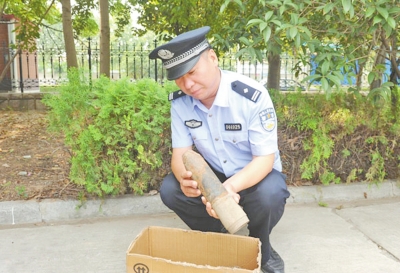 民警進行檢查 民警進行檢查