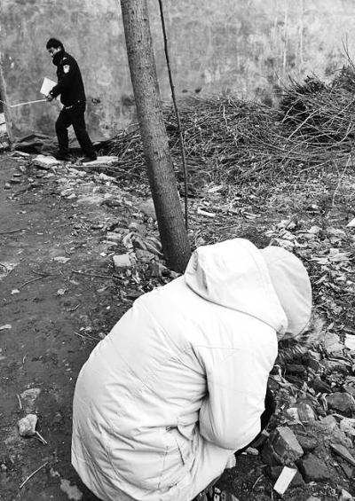 案發(fā)現(xiàn)場(chǎng)附近，死者的姐姐在痛哭。