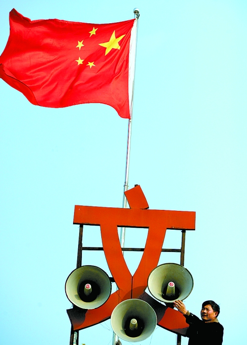 11月15日，新蔡縣磚店鎮(zhèn)黨員劉新峰在村口架起三個大喇叭，向群眾及時宣傳十八大精神。