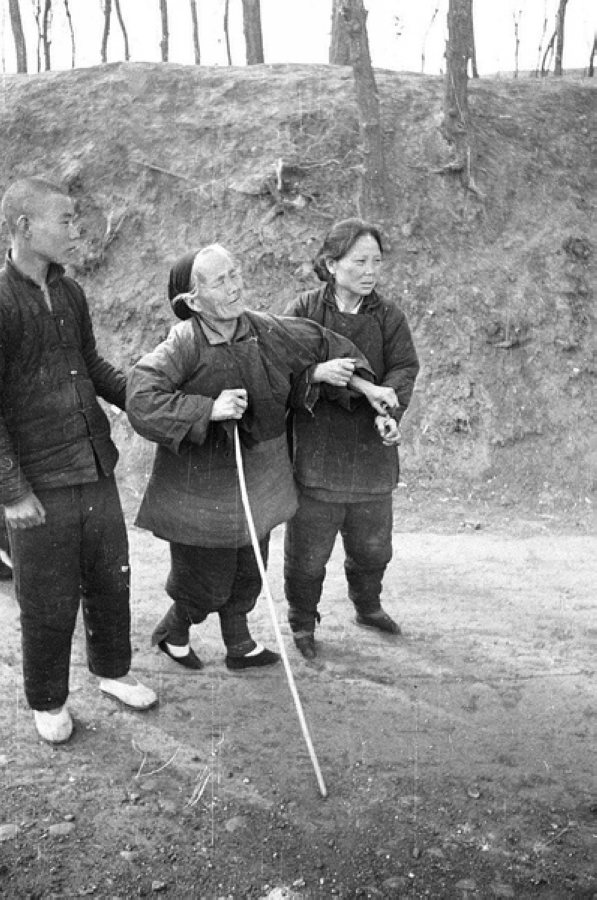 災民，看到左側年輕人的白鞋，應該是剛死去親人