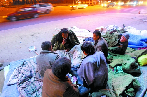 寒風里，他們以打牌來打發(fā)枯燥的生活。