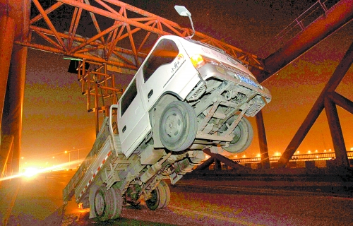 　車上升降機(jī)的工作臺(tái)被卡，車身前部高高翹起。