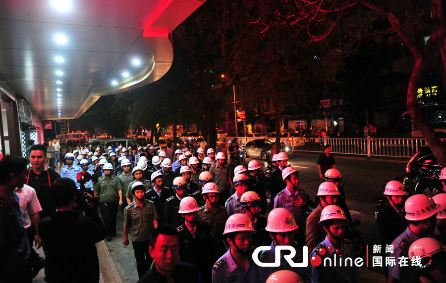 2012年12月26日晚，海南省三亞市，三亞市綜合行政執(zhí)法局河西大隊近百名城管上街執(zhí)法。