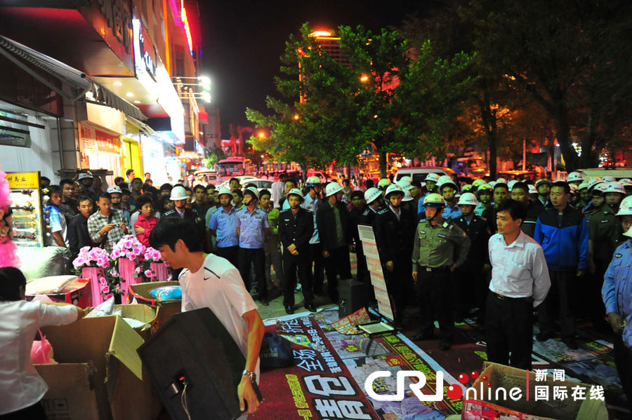 　2012年12月26日晚，海南省三亞市，三亞市綜合行政執(zhí)法局河西大隊近百名城管上街執(zhí)法。