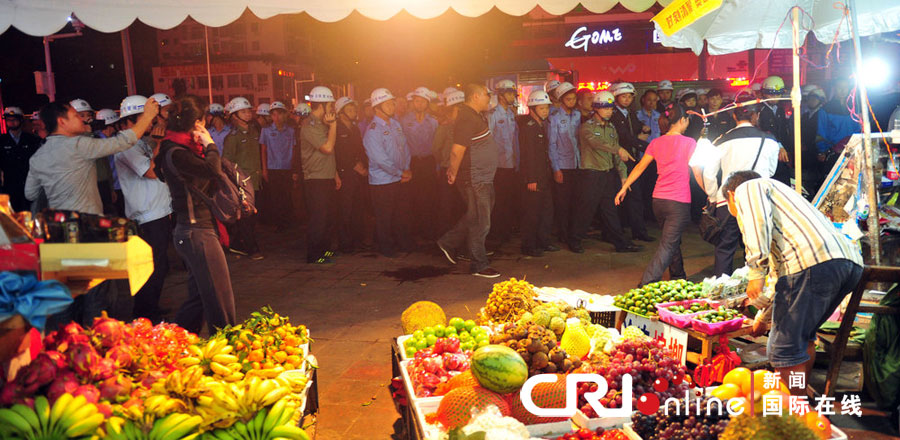 2012年12月26日晚，海南省三亞市，三亞市綜合行政執(zhí)法局河西大隊近百名城管上街執(zhí)法。