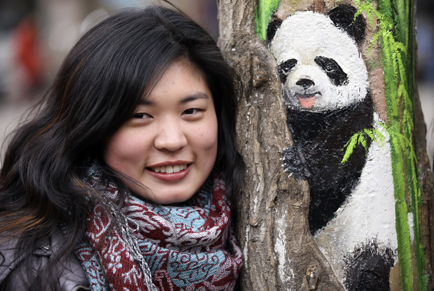　3月1日，在河北省石家莊市九中街，王月與她的“樹洞畫”作品拍攝合影。