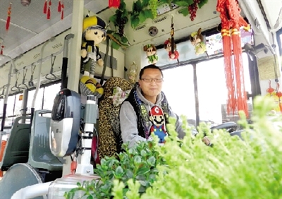 米奇、中國結(jié)、流氓兔、綠色植物、各種表情的小豬裝扮車廂