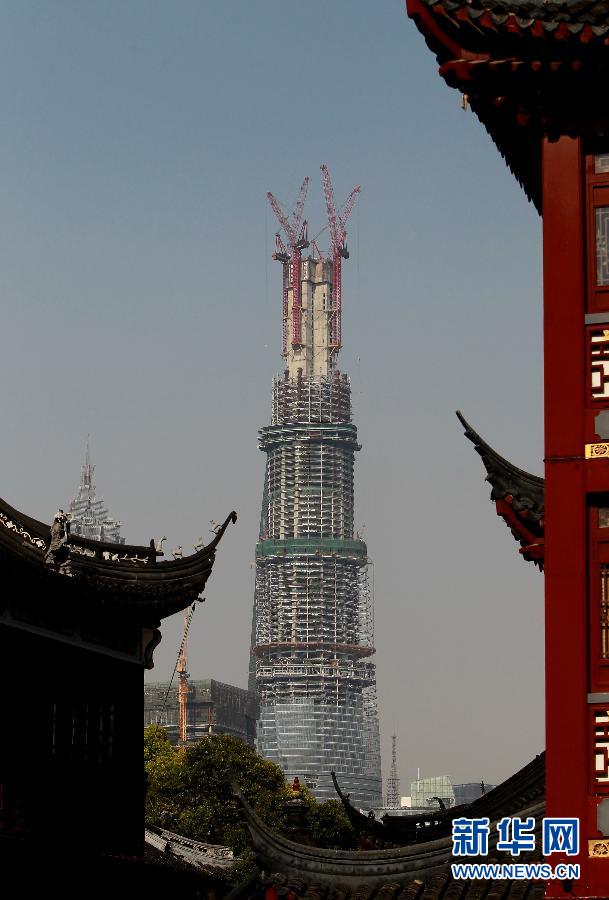 在上海豫園遠(yuǎn)眺在建的國內(nèi)第一高樓“上海中心”（4月11日攝）。