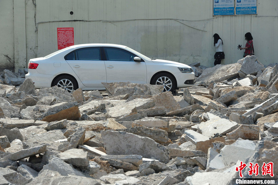 太原:施工現(xiàn)場現(xiàn)“釘子車” 車主十余天未現(xiàn)身 太原:施工現(xiàn)場現(xiàn)“釘子車” 車主十余天未現(xiàn)身