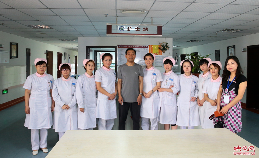 護(hù)士們得知采訪的記者是來自河南，非要一起合影留念