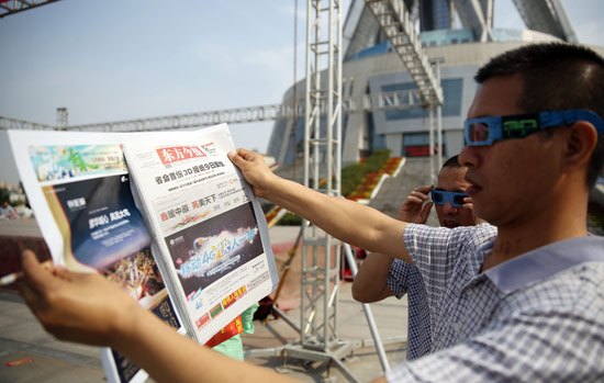 網友戴上3D眼鏡看東方今報 網友戴上3D眼鏡看東方今報