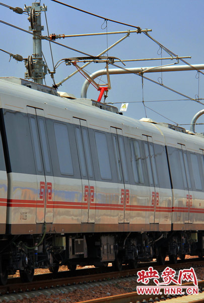 調(diào)試中的地鐵，電線已經(jīng)抬起充電