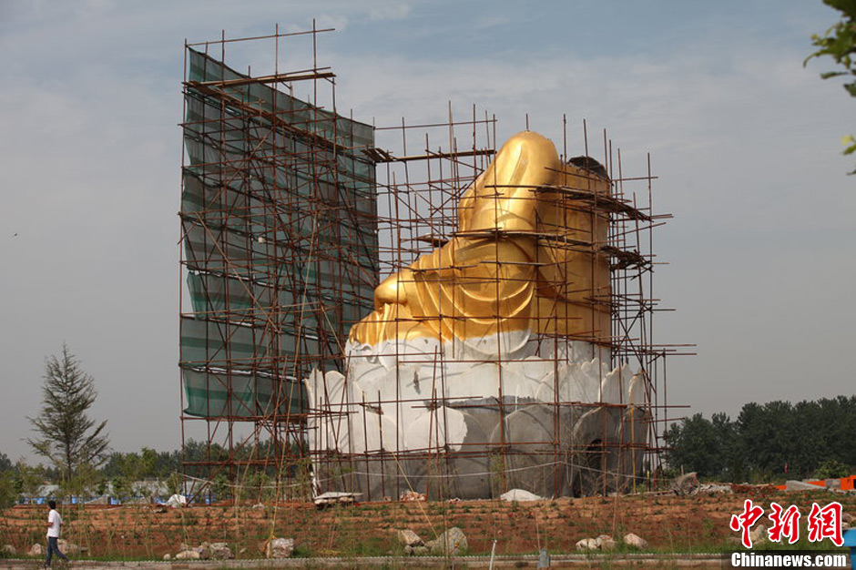 圖為被拆掉頭的雕塑。王友 攝