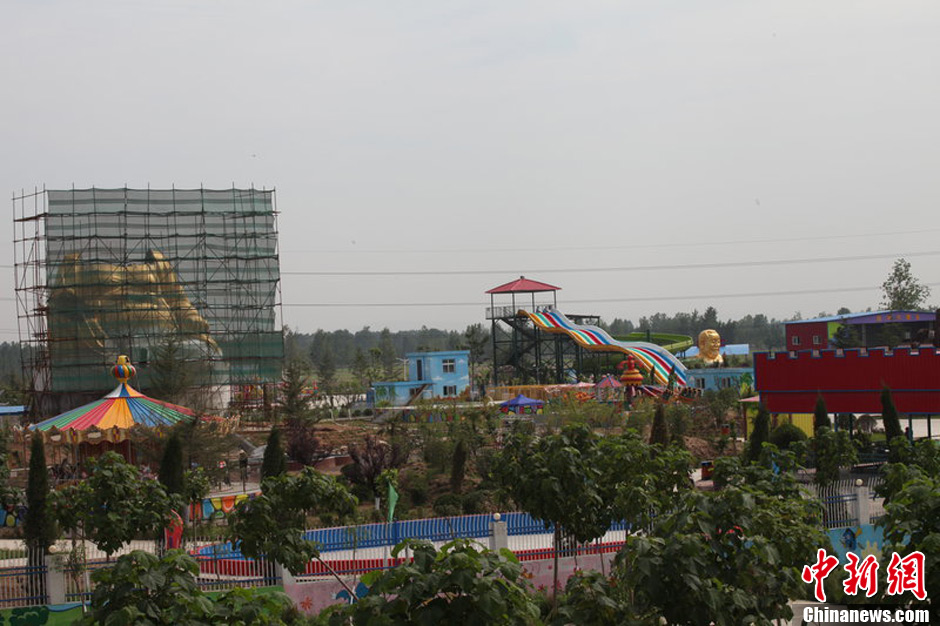 圖為被拆掉頭的雕塑。王友 攝