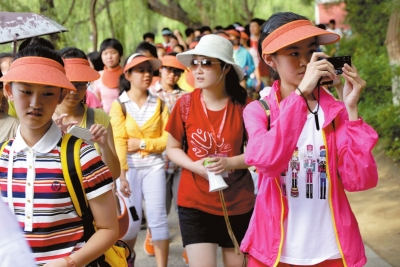 未名湖畔，游人紛紛拍照留念。