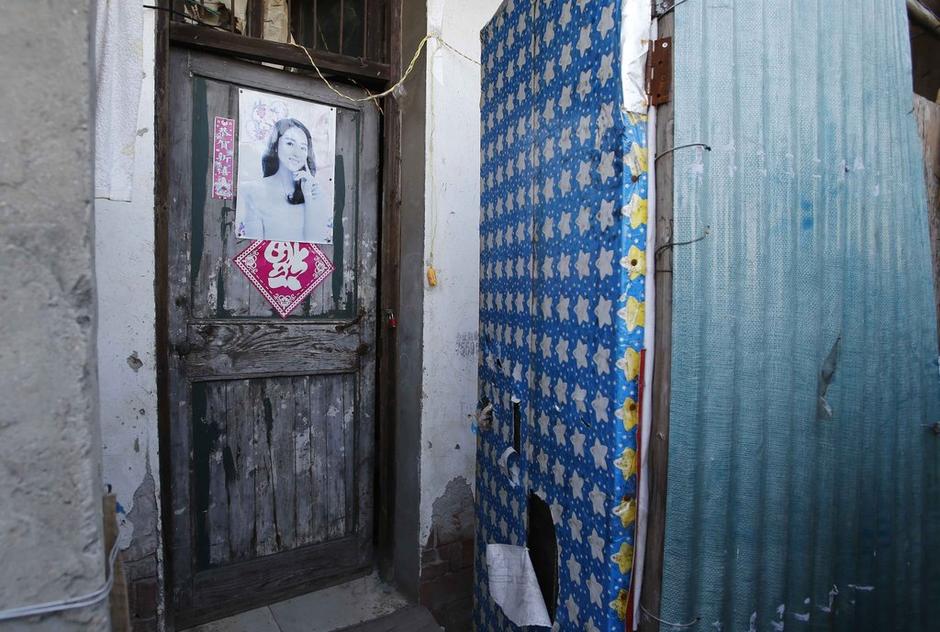 36歲的河南信陽打工者陳小龍在這里租了一間屋子住，2012年底開始，他偷偷在出租屋里挖地窖。