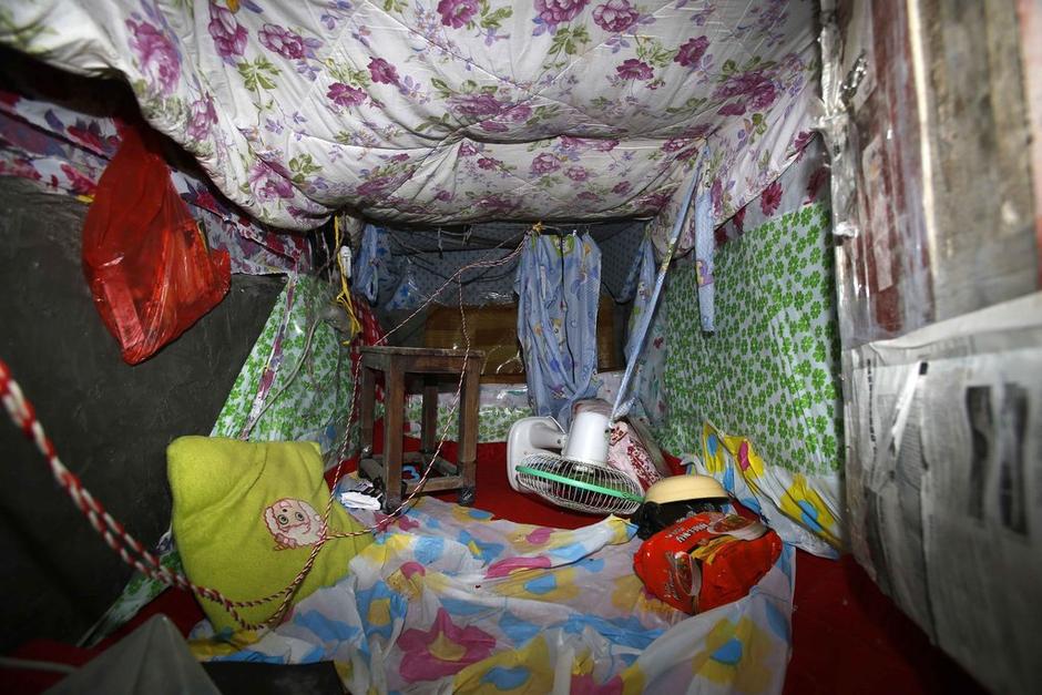 今年地窖挖成。6月12日22時左右，陳小龍在嘉興市經(jīng)濟技術(shù)開發(fā)區(qū)(國際商務區(qū))玉都豪匯KTV門口，以拉客為由，將18歲安徽女孩郭某，用三輪電動車載到僻靜處，以水果刀、電棍威脅，將她雙手雙腳綁住，嘴巴封住。強行帶到出租屋地窖內(nèi)，用鎖鏈鎖住。期間，陳小龍多次強奸女孩。