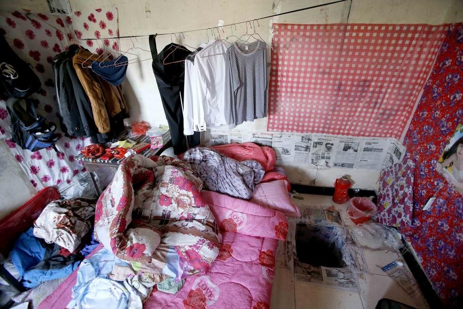 女孩利用隨身攜帶的指甲刀，一點點將身上鎖鏈磨斷，6月23日，她掙脫鎖鏈，跑到氣窗大喊救命，周圍居民聞聲報警，女孩11天的地獄經(jīng)歷才告結(jié)束。