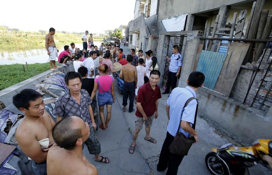 打開木門，地窖就在眼前：目測3米長，1米寬，1.5米高。洞內(nèi)四壁用水泥澆注，洞頂上蓋了棉被，底部有地毯。洞內(nèi)還安裝了電燈、電風扇，最里面放了一個桶，估計是大小便用的。洞內(nèi)有一股污濁的氣息，凌亂地散放著康師傅方便面，還有蘇菲衛(wèi)生巾。墻壁上掛著《大秦帝國》的碟片。房東戴阿婆見了這個地洞，氣得不行：“早知道他動歪腦筋，我怎么也不會出租給他的，以后這房子可怎么辦？肯定租不掉了啊?！? width=