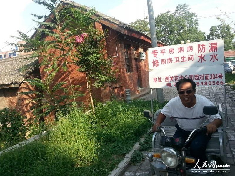 圖為縣委大院依然沒有配備專職保安，群眾可以隨意進(jìn)入。圖片來源：人民網(wǎng)