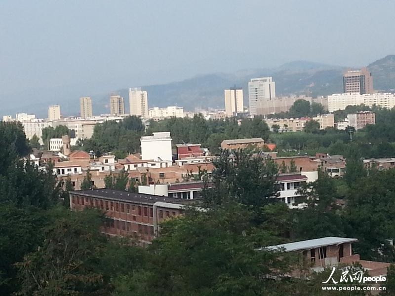 圖為盧氏縣委的土坯辦公房在高樓林立的縣城很不起眼。圖片來源：人民網(wǎng)