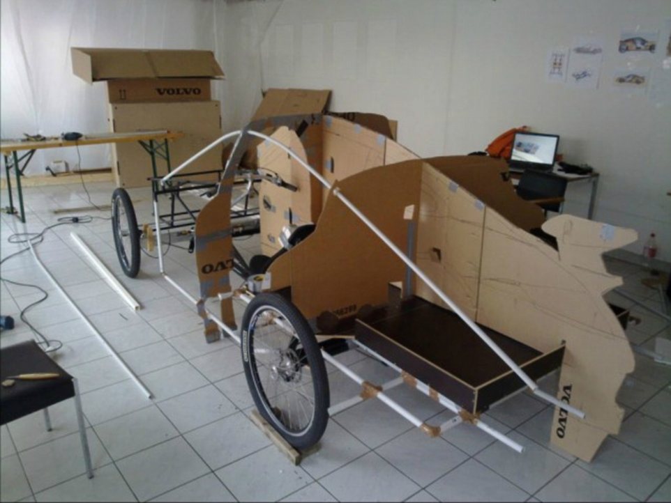 澳牛人用紙板做成保時捷被收入博物館 澳牛人用紙板做成保時捷被收入博物館