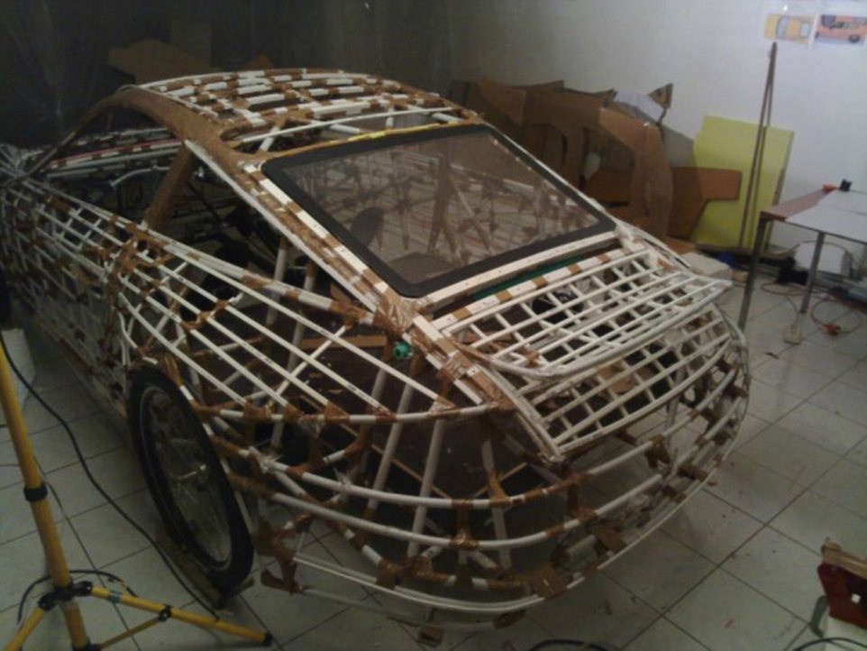 澳牛人用紙板做成保時捷被收入博物館 澳牛人用紙板做成保時捷被收入博物館