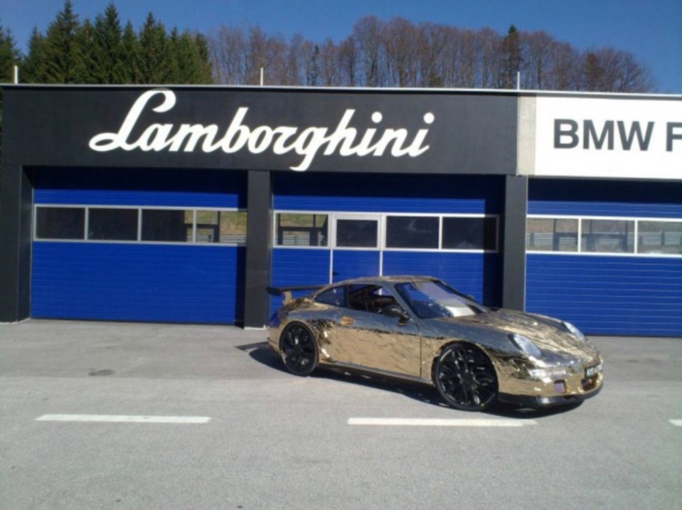 澳牛人用紙板做成保時捷被收入博物館 澳牛人用紙板做成保時捷被收入博物館