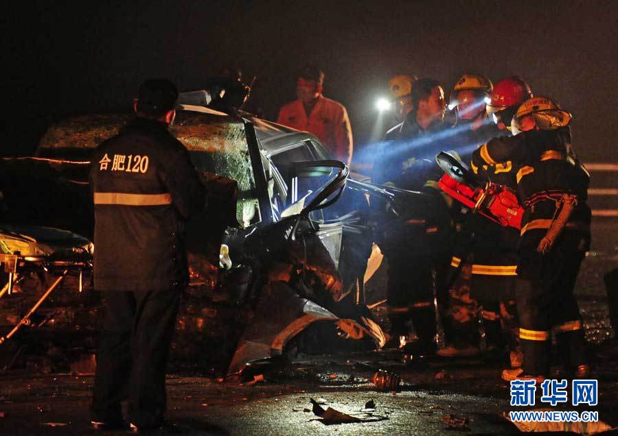 2013年1月9日，合肥，事故現(xiàn)場(chǎng)，兩輛受損車輛已經(jīng)全部變形