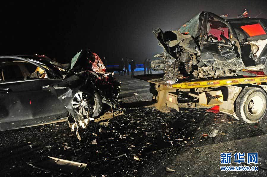 2013年1月9日，合肥，事故現(xiàn)場(chǎng)，兩輛受損車輛已經(jīng)全部變形