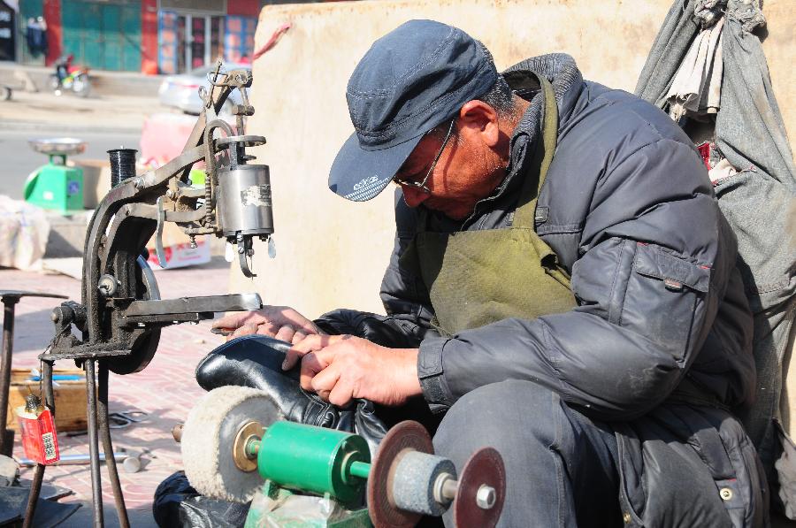 （中國網(wǎng)事·感動2013·圖文互動）（1）“半價(jià)鞋匠”27年不間斷微助貧寒學(xué)子