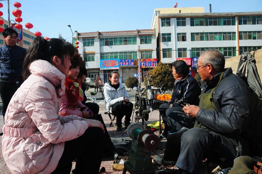 （中國網(wǎng)事·感動2013·圖文互動）（2）“半價(jià)鞋匠”27年不間斷微助貧寒學(xué)子