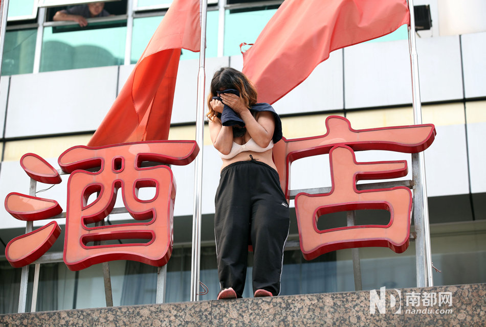 女子脫衣跳樓討薪 女子脫衣跳樓討薪