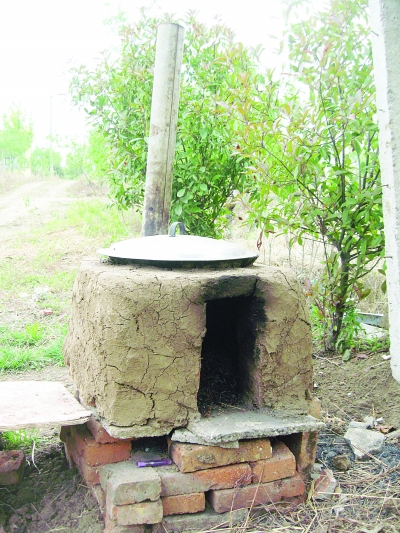 簡(jiǎn)易的鍋灶。任國(guó)勇攝