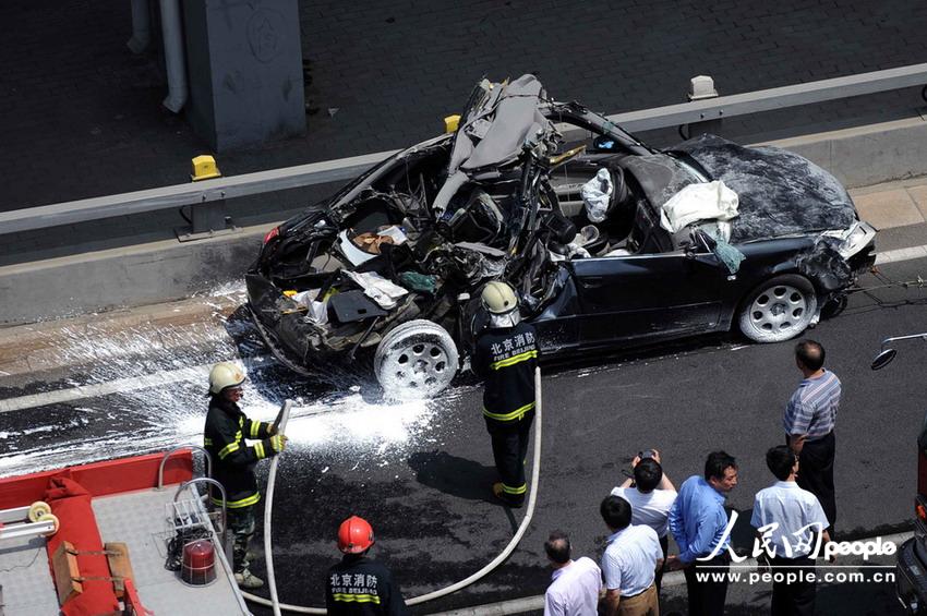 北京大客車追尾碾壓奧迪司機被困車中。