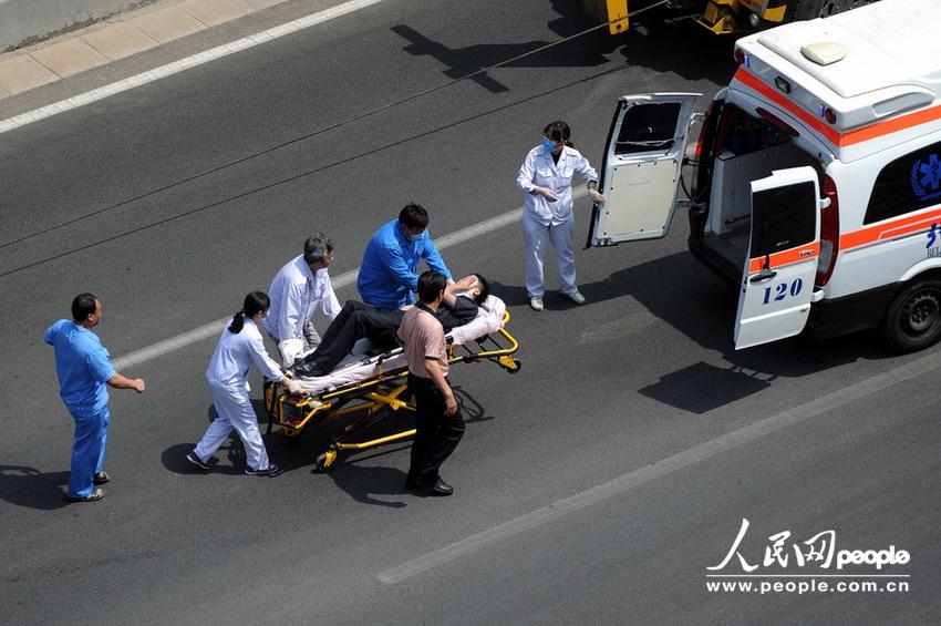 北京大客車追尾碾壓奧迪司機被困車中。