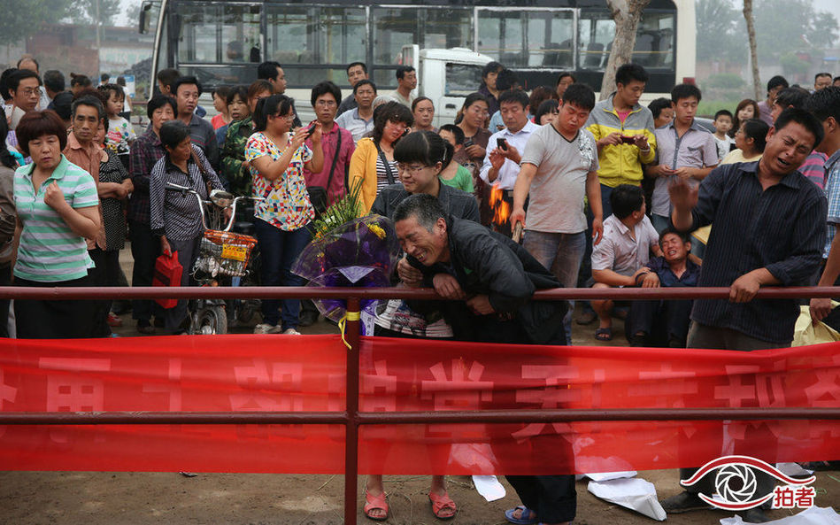 一女生高考途中墜排水溝 一女生高考途中墜排水溝