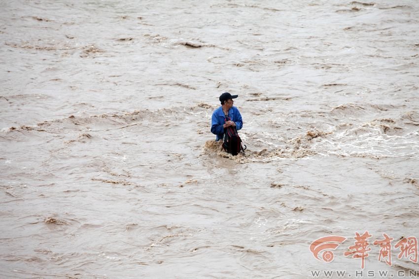 消防官兵試圖將救援的繩索扔到河中央，然而嘗試幾次都失敗。此時，河水已經(jīng)淹沒到四周，男子在一平方米的“